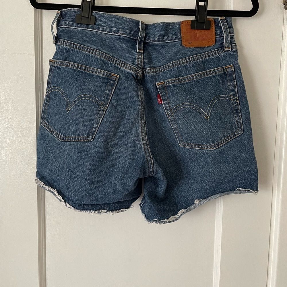 Levi's Premium Denim 501 High Rise Shorts Size 26 Raw Hem Medium Wash Button Fly - Picture 2 of 6
